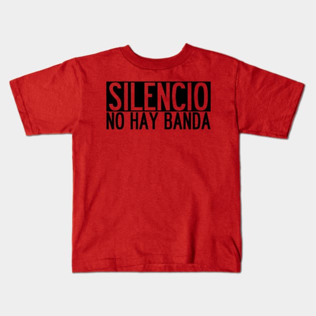 SILENCIO NO HAY BANDA Kids T-Shirt by Exposation